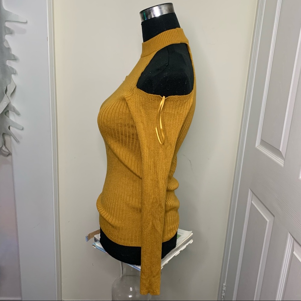 Urban Basic Flattering Cut off Shoulder / Cold Shoulder LongSleeves Top